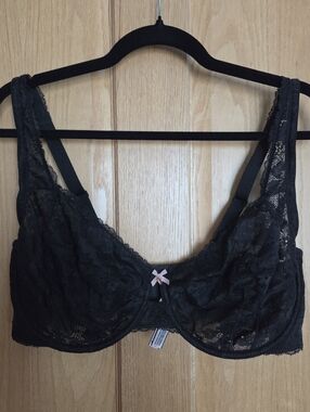 EUC Victoria's Secret Black Lace Underwire Bra, 38G